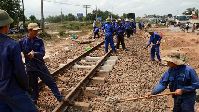Nhân viên đường sắt khắc phục đường ray - Ảnh: Ngọc Hiển