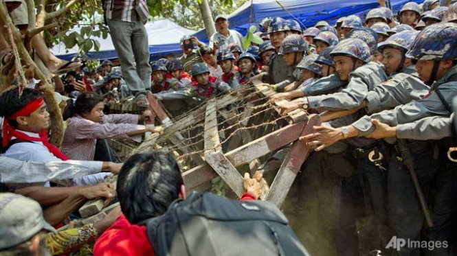 Sinh viên Myanmar đang ngăn không cho cảnh sát dỡ hàng rào ở Letpadan ngày 10-3 - Ảnh:AP