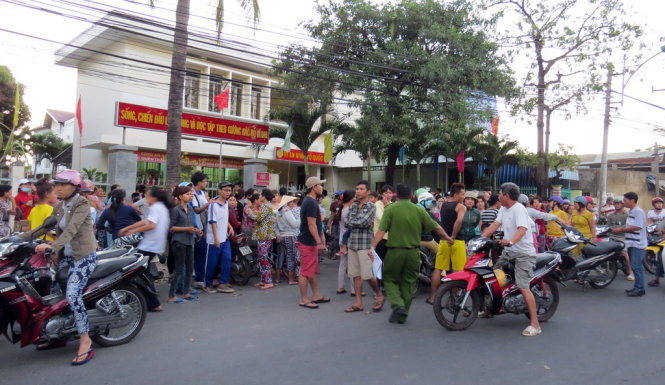 Người dân tập trung rất đông trước trụ sở Công an P.Vĩnh Trường khi công an đang lấy lời khai của Bé H. chiều 10-3 - Ảnh: DUY THANH