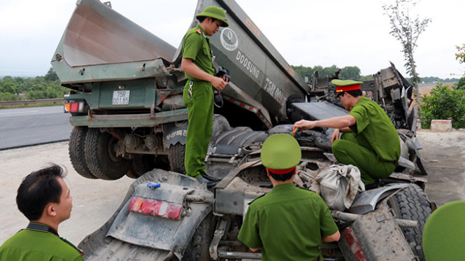 Cơ quan công an khám nghiệm chiếc xe tải gây tai nạn được kéo về trạm CSGT Hải Lăng - Ảnh: Ngọc Hiển