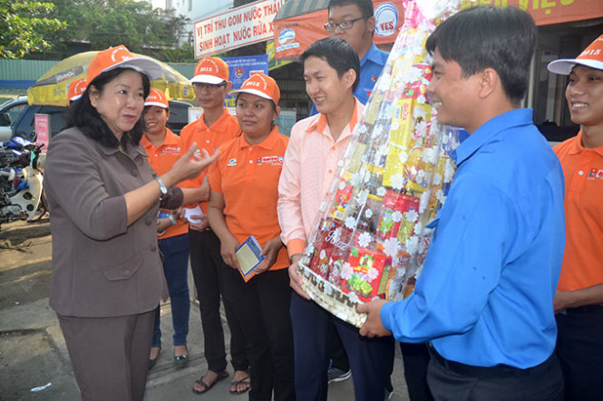 Bà Nguyễn Thị Bích Ngọc, phó trưởng Ban dân vận Thành ủy TP.HCM (trái), thăm, tặng quà các chiến sĩ tình nguyện Tiếp sức người lao động - Ảnh: Q.Phương