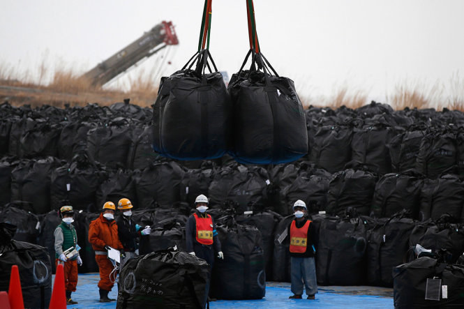 Các bao nhựa rác thải bị ô nhiễm phóng xạ được tập kết tại Tomioka - Ảnh: Reuters