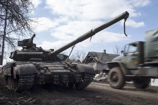 Một chiếc xe tăng của quân ly khai Ukraine tại Donetsk ngày 8-3 - Ảnh Reuters