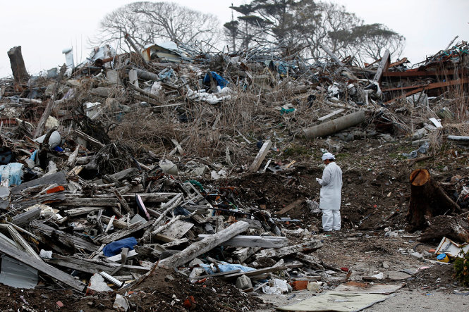 Ông Norio Kimura, 49 tuổi mất cha, vợ và con gái sau thảm họa kém động đất, sóng thần hồi 11-3-2011 đang kiểm tra mức độ ô nhiễm phóng xạ tại một khu đổ rác thải gần nhà ông ở thị trấn Okuma - Ảnh: Reuters