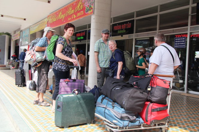 Đoàn du khách nước ngoài chờ tàu tại Ga Đà Nẵng sáng 11-3. Ảnh: PHAN THÀNH