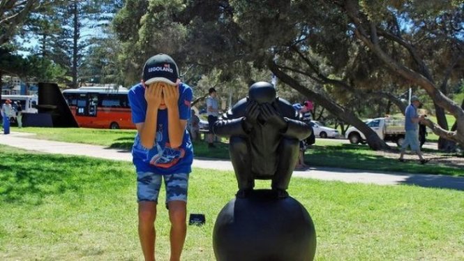 Bé trai Evan, 10 tuổi thích thú bắt chước mô hình Người ngồi trên quả cầu - Ảnh: smh.com.au