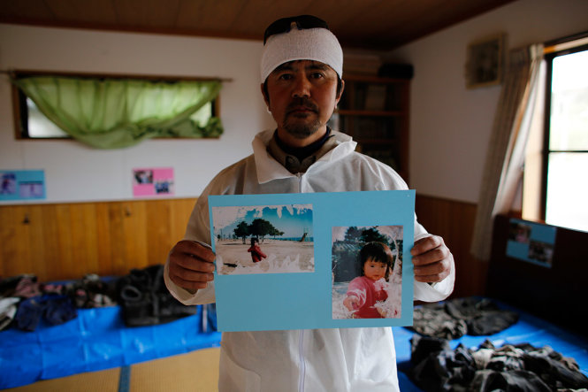 Ông Norio Kimura “khoe” ảnh của con gái Yuna mất do động đất và sóng thần 11-3-2011- Ảnh: Reuters