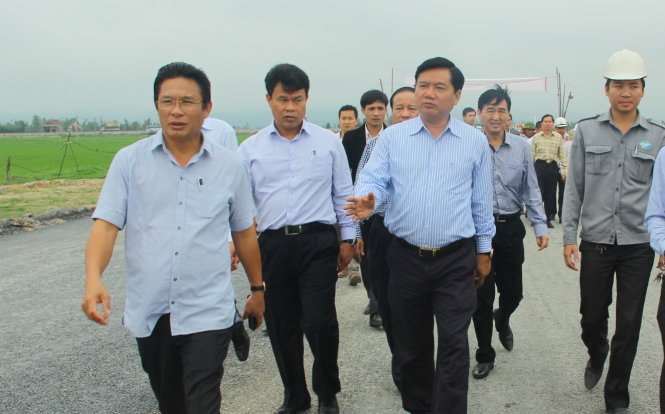 Bộ trưởng Đinh La Thăng kiểm tra tiến độ thi công mở rộng quốc lộ 1 ở Quảng Bình - Ảnh: Nguyên Linh