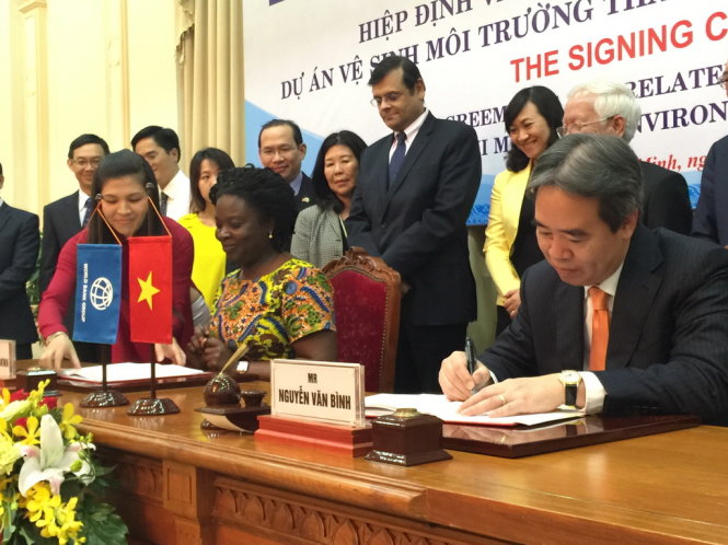 Thống đốc Nguyễn Văn Bình và bà Victoria Kwawa tại buổi ký kết -Ảnh: N.Bình