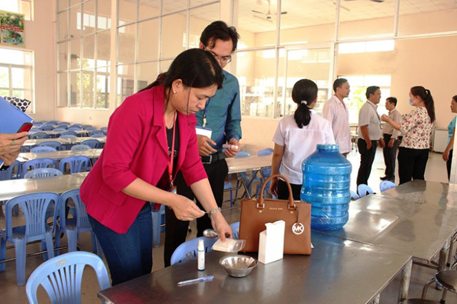 Kiểm tra bếp ăn của một trường tiểu học tại thị xã Tân Uyên mà công ty Phú Nhật Hào cung cấp dịch vụ - Ảnh: B.S.