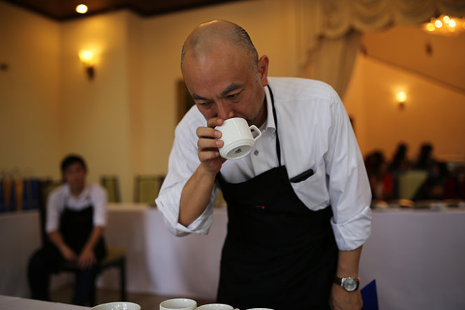 Chuyên gia Nhật Bản nếm cà phê của nông dân - Ảnh: Mai Vinh