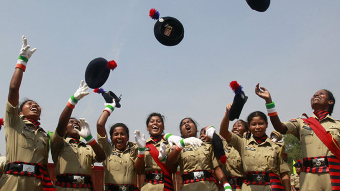 Các nữ cảnh sát trẻ của Ấn Độ - Ảnh: Reuters