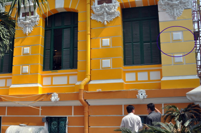 Màu sơn mới của Tòa nhà Bưu điện TP (đang thi công sơn lại) - mảng tường ngoài cùng bên tay phải). Ảnh Ngọc Hà