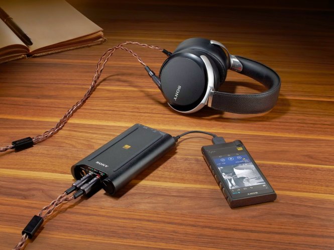 Máy nghe nhạc Walkman NW-ZX2 có giá bán lẻ tham khảo 22.990.000 VNĐ. Tai nghe không dây Sony MDR-1ABT và Ampli PHA-1A chưa có giá chính thức và sẽ ra mắt thị trường VN trong Quý 2 - Ảnh: Blogspot / SingaporeHiFi
