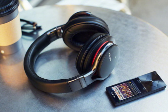 Tai nghe không dây Sony MDR-1ABT kết nối nghe nhạc không dây với Walkman NW-ZX2 - Ảnh: Hardwarezone