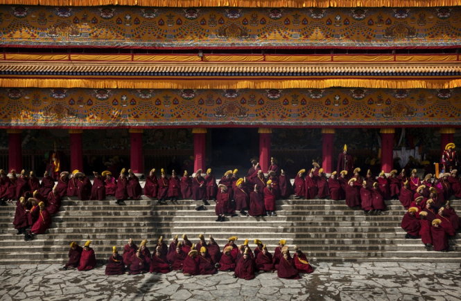 Các Phật tử Tây Tạng thuộc phái Mũ vàng đang tập trung ở tu viện Labrang - Ảnh: Getty Images