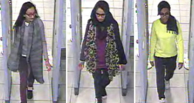 Ba nữ sinh người London đã có mặt ở sân bay  Gatwick, trước khi họ lên chuyến bay đến Thổ Nhĩ Kỳ hôm 17-2 - Ảnh: Reuters