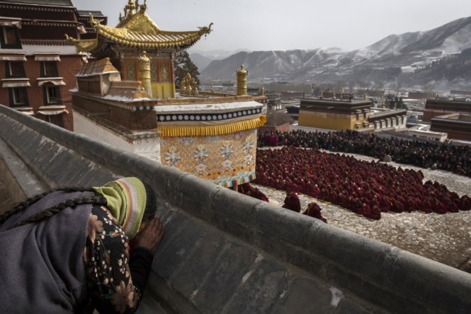 Người dân địa phương và giới phóng viên hướng về phía nghi lễ Đại lễ cầu nguyện ở tu viện Labrang - Ảnh: Getty Images