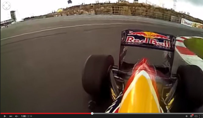 Góc nhìn từ trên xuống trong một cuộc đua xe F1 trong clip YouTube 360 - Ảnh chụp giao diện clip
