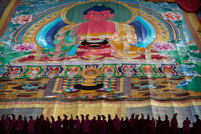 Bức tranh lụa thangka thêu hình Đức Phật tinh xảo - Ảnh: Getty Images