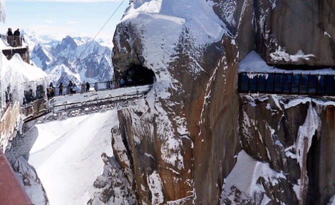 Cầu xuyên núi Aiguille du Midi, Pháp nằm ở độ cao hơn 3.842 m so với mực nước biển. Du khách buộc phải ngồi cáp treo dốc nhất thế giới để đến khu vực tham quan cầu treo xuyên núi này - Ảnh: CNN