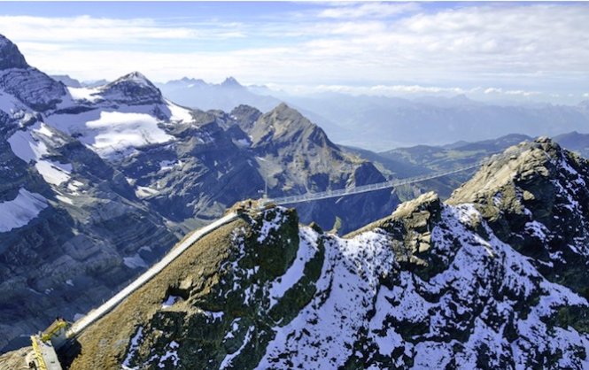 Là cầu treo đầu tiên trên thế giới nối hai đỉnh núi (Scex Rouge và View Point), cầu treo Peak Walk, Thuỵ Sĩ vừa khánh thành vào giữa tháng 10-2014. Với chiều cao “khiêm tốn” - 107m, Peak Walk mang đến những trải nghiệm đáng nhớ cho du khách bởi phong cảnh tuyệt sắc từ bốn phía khi dừng lại ở hai đầu cầu. Riêng khu vực giữa cầu khá rùng rợn đối với những du khách yếu tim - Ảnh: CNN