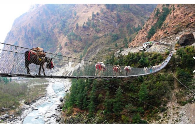 Cầu Hanging ở Ghasa, Nepal được xây dựng nhằm mục đích giúp con người và động vật vượt qua con sông chảy xiết bên dưới, cũng là tuyến đường huyết mạch của người dân địa phương. Tại đây, du khách có dịp chiêm ngưỡng những con ngựa thồ hàng, nối đuôi nhau băng trên chiếc cầu treo nhỏ hẹp - Ảnh: CNN