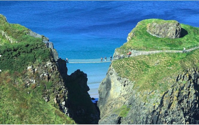 Đến Bắc Ireland, bạn không thể không ghé khu vực hấp dẫn du khách nhất - cầu Carrick-a-Rede Rope. Đứng trên cầu, hướng tầm mắt ra xa, bạn sẽ thoả sức chiêm ngưỡng vẻ đẹp bình yên của đại dương xanh thẳm, thấp thoáng những cánh buồm căng gió rẽ nước cùng con sóng. Cầu treo Carrick-a-Rede Rope được xây dựng với mục đích giúp ngư dân vượt qua khe núi rộng 30m tới tới khu vực thả lưới - Ảnh: CNN