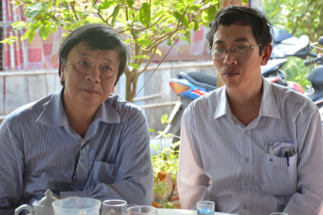Bác sĩ Đào Trung Hiếu, PGĐ BV (bên trái) và bác sĩ Tiến, trường phòng hồi sức - Ảnh:  Thành Nhơn