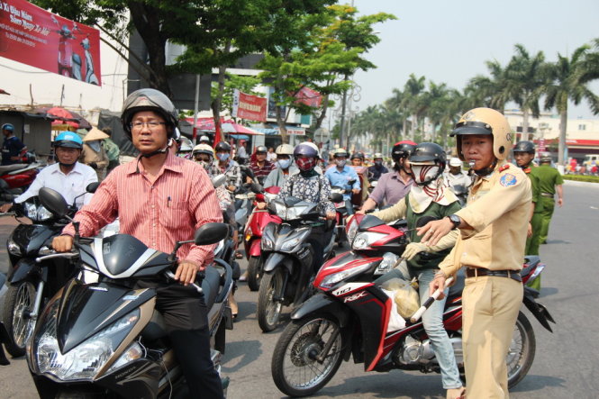 CSGT điều tiết giao thông ngay tại hiện trường xảy ra vụ tai nạn. Ảnh: PHAN THÀNH