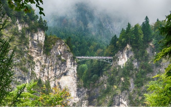 Chỉ một đoạn ngắn, nhưng cầu treo Marienbrucke đủ cao để du khách dựng tóc gáy khi ngang qua đó. Nhưng bù lại, phong cảnh xung quanh, hay bên dưới vực núi Bavaria tuyệt đẹp của Đức đã làm dịu phần nào nỗi sợ hãi của du khách - Ảnh: CNN