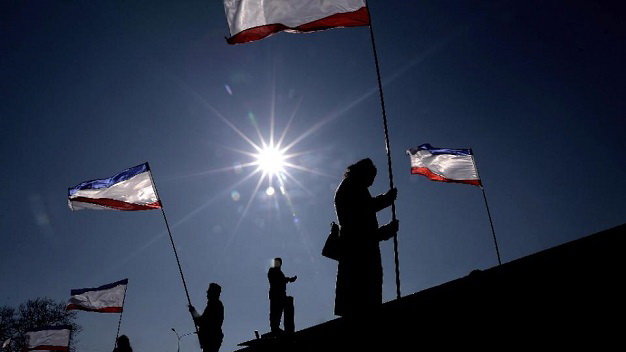 Người dân cầm cờ Crimea trong ngày kỷ niệm Ảnh: AFP