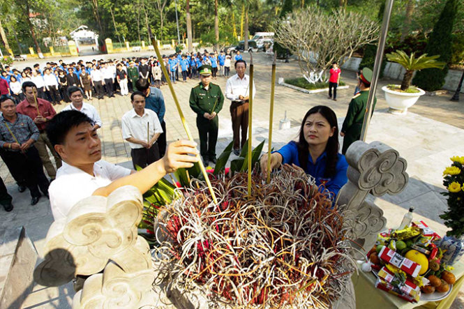 Các đại biểu thực hiện nghi lễ dâng hương tại nghĩa trang quốc gia Vị Xuyên - Ảnh: Nguyễn Khánh