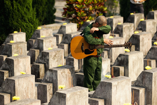 Cựu chiến binh, nhạc sĩ Trương Quý Hải không cầm được nước mắt khi ông bước đi dọc theo những hàng bia mộ của các liệt sĩ, những người đồng đội năm xưa - Ảnh: Nguyễn Khánh