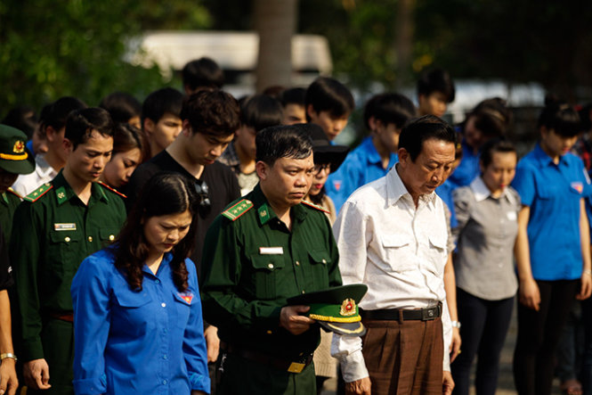 Các đại biểu thực hiện nghi thức một phút mặc niệm, hiện tại nghĩa trang quốc gia Vị Xuyên là nơi an nghỉ của 1.723 liệt sĩ - Ảnh: Nguyễn Khánh
