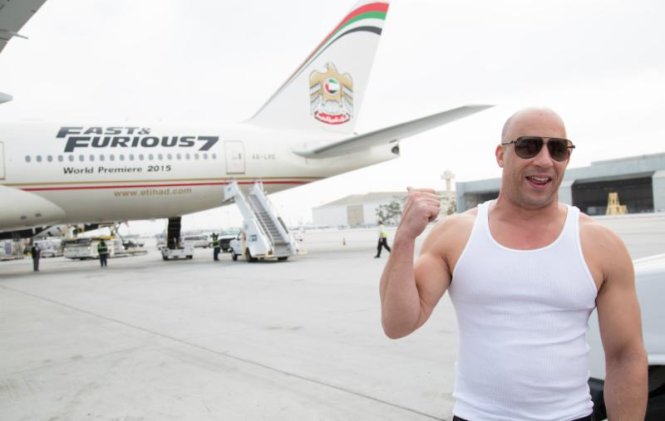 Vin Diesel và chiếc máy bay có sơn tựa phim “Fast & Furious” - Ảnh: Forbes.