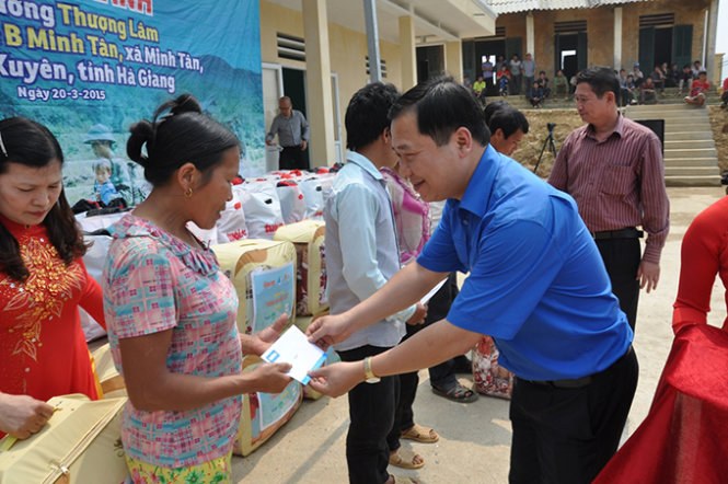 Anh Nguyễn Phi Long, Bí thư TW Đoàn, chủ tịch Hội LHTNVN trao quà của chương trình cho các hộ nghèo ở Thượng Lâm