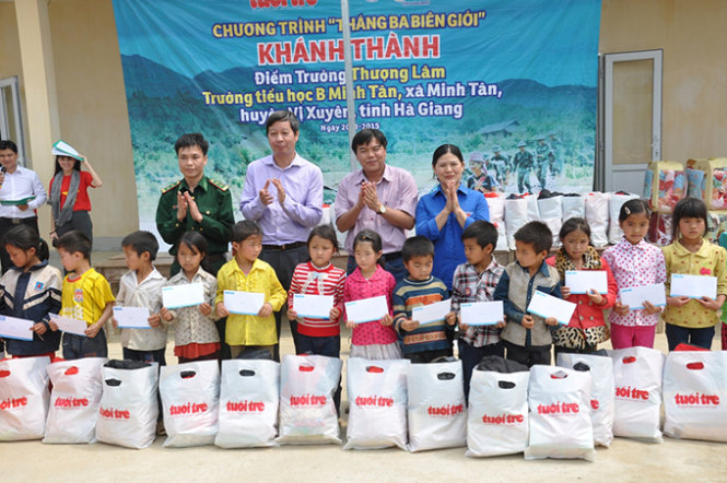 Các đại biểu tặng quà cho các em học sinh điểm trường Thượng Lâm 