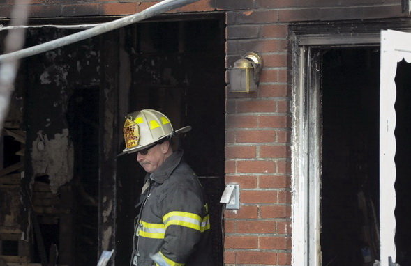 Lính cứu hỏa đang kiểm tar căn nhà bị cháy rụi ở Brooklyn, New York trưa 21-3   Ảnh:Reuters