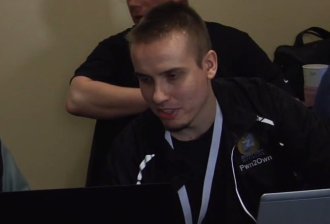 Mariusz Mlynski trình diễn lỗi trong Windows tại Pwn2Own 2015 - Ảnh: Softpedia