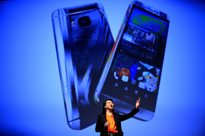Bà Cher Wang, đồng sáng lập và nữ chủ tịch HTC sẽ kiêm nhiệm vai trò điều hành công ty sản xuất smartphone Đài Loan. Trong ảnh, bà Cher Wang phát biểu tại sự kiện Đại hội Di động Toàn cầu (MWC) 2015 ở Barcelona (1-3-2015) - Ảnh: Bloomberg