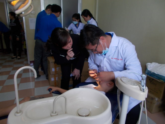 Các bác sỹ trong đoàn công tác của Thành Đoàn TP HCM khám bệnh tại Trung tâm y tế huyện An Lão- Ảnh: HOÀNG NAM QUỐC