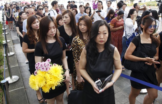Người dân Singapore xếp hàng viếng “cha đẻ” của đất nước tại Dinh thủ tướng Istana chiều 23-3 Ảnh: Reuters