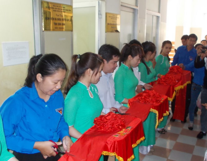 Thành Đoàn TP HCM và các đại biểu cắt băng khánh thành phòng nha khoa tặng Trung tâm y tế huyện An Lão - Ảnh: HOÀNG NAM QUỐC