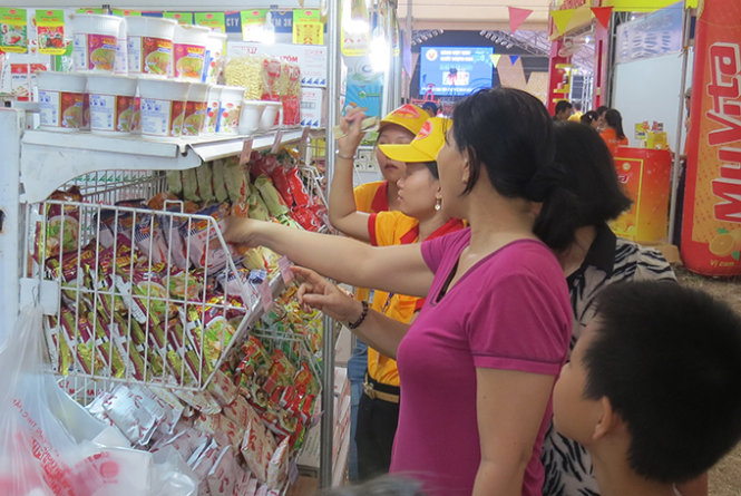 Đông đảo người dân đến hội chợ hàng VN chất lượng cao tại An Giang mua sắm - Ảnh: Đức Vịnh