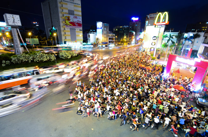 6.	Hàng trăm người dân xếp hàng chờ nhận quà khuyến mãi tại cửa hàng McDonald's vòng xoay Điện Biên Phủ, Q.1 - Ảnh: Thanh Tùng