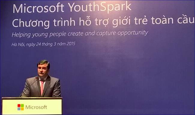 Ông César Cernuda, Chủ tịch Microsoft khu vực Châu Á Thái Bình Dương phát biểu tại sự kiện công bố đầu tư Microsoft YouthSpark - Ảnh: Microsoft
