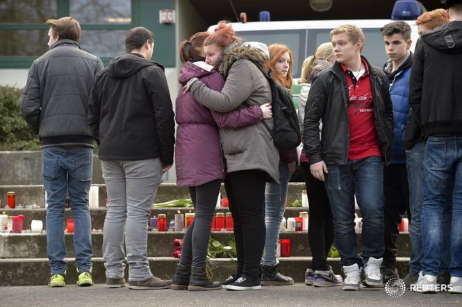 Các sinh viên thắp nến bên ngoài trường Josef-Koenig-Gymnasium ở Haltern am See - Ảnh: Reuters