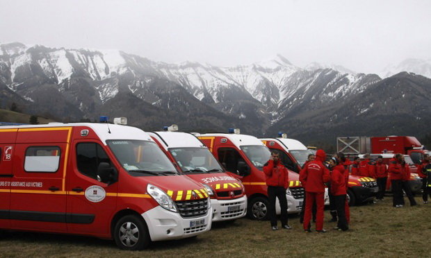 Các nhân viên cứu hộ đang đứng cạnh xe cứu thương tại thị trấn Seyne Les Alpes, Pháp - Ảnh: AFP