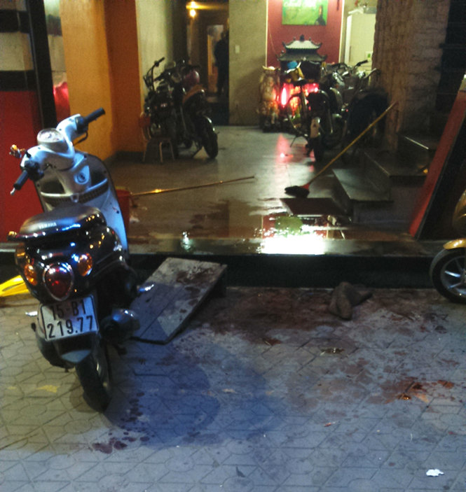 Máu của nạn nhân vẫn còn lênh láng tại hiện trường sau vụ việc - Ảnh: Tiến Thắng - Thanh Hải